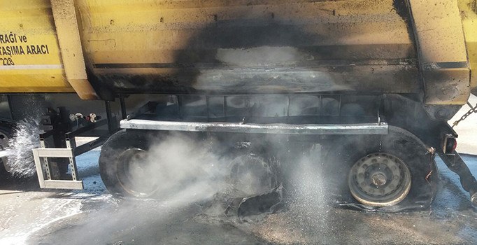 Tokat'ta Balataları ısınan tırın lastikleri yandı
