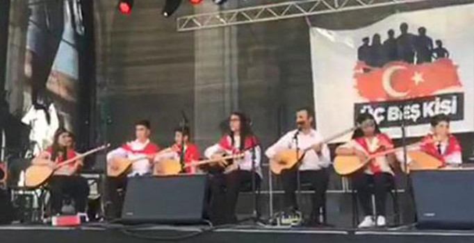 Münih'te Türk bayrağına büyük saygısızlık : Sahneden indirdiler