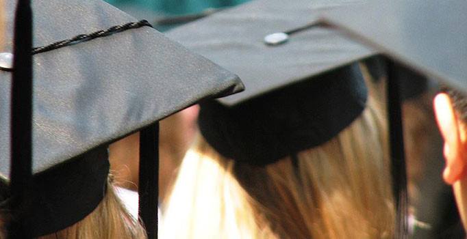 Hollanda'da diploma töreninde başörtüsü yasağı