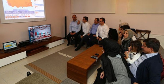 Başbakan Davutoğlu seçim sonuçlarını ailesiyle takip etti