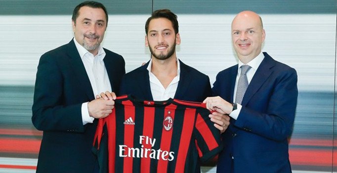 Hakan Çalhanoğlu resmen Milan'da