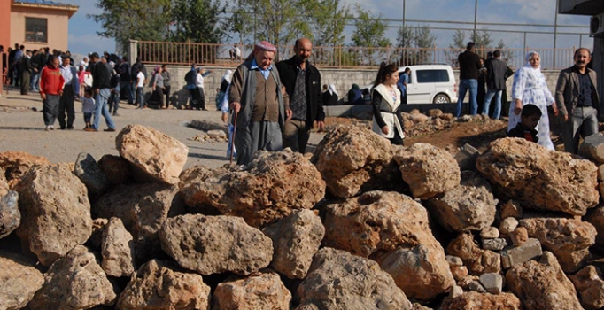 Güneydoğu'da hendek ve barikatlar arasında sakin seçim