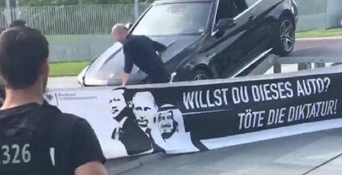 Almaya'da skandal pankart: Erdoğan'ı hedef gösterdiler