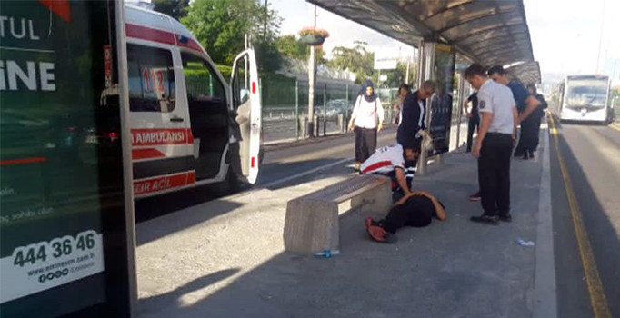 Bonzai içen genç, metrobüs seferlerini aksattı