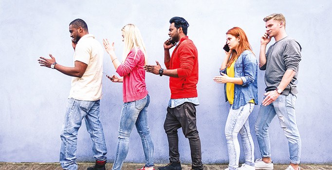 Cep telefonuna bakarak yürümek yaşlandırıyor