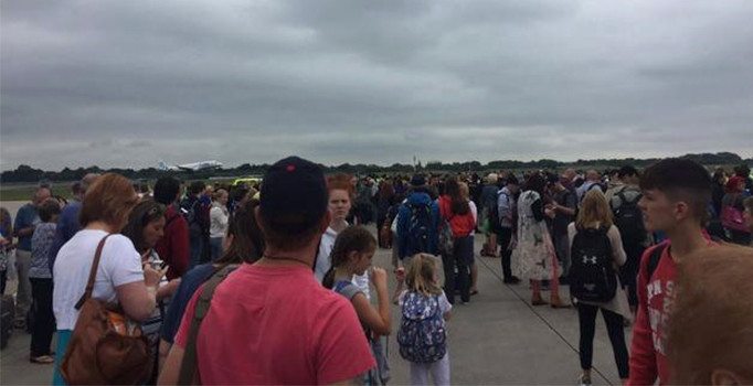 Manchester'da havalimanında şüpheli paket alarmı | Son dakika haberler