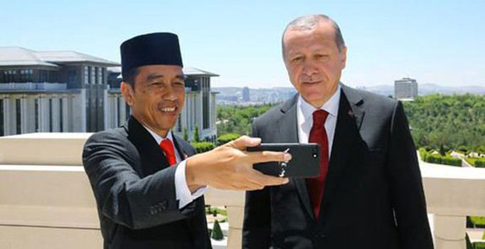 Konuk Cumhurbaşkanı'ndan külliyede özçekim