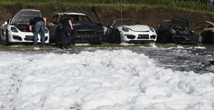 Almanya karıştı: Porsche bayisini yaktılar