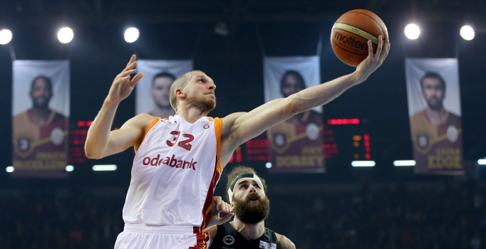 Galatasaray Odeabank  Fenerbahçe'yi 80-63 mağlup etti
