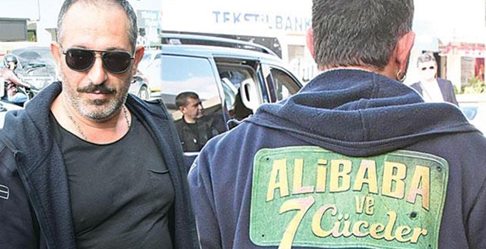 Cem Yılmaz yeni filmi 'Ali Baba ve 7 Cüceler'i sırtında taşıyor