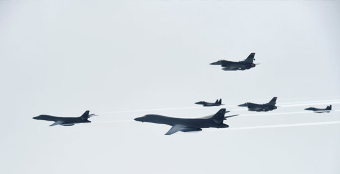 ABD'den tehlikeli adım: Bombardıman uçakları Kore üssünde