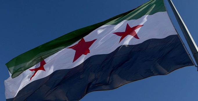 Suriye'nin Türkiye sınırına devrim bayrağı asıldı