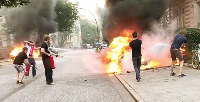 Göstericiler Hamburg'u savaş alanına çevirdi