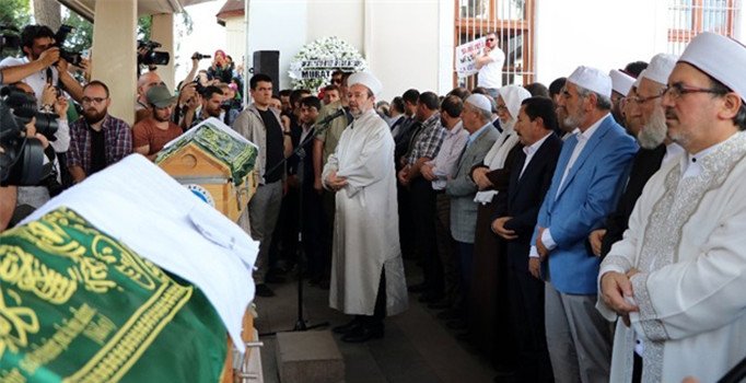 Vahşice öldürülen Suriyeli hamile kadın ve bebeğinin cenazesinde gözyaşları sel oldu