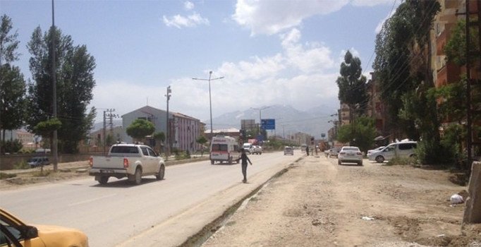 PKK Hakkari'de işçilere saldırdı: 2 yaralı
