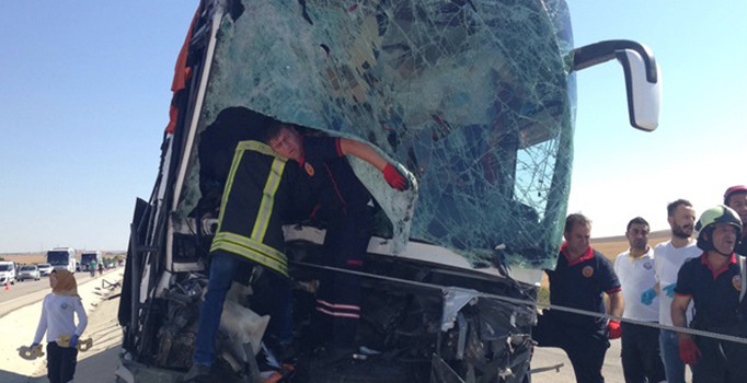 Konya'da yolcu otobüsü iş makinesine çarptı: 15 yaralı