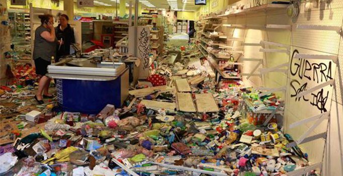 Hamburg'da protestolar devam ediyor: Marketler yağmalandı