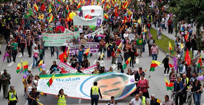 Almanya'da şok görüntüler: PKK paçavralarıyla sokağa çıktılar