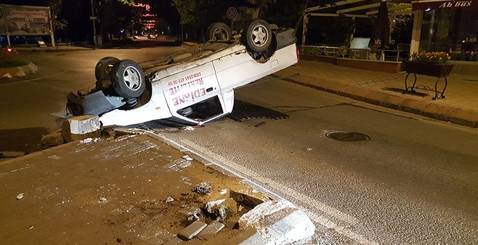 Edirne'de kaza yapan şahıslar kaçtı