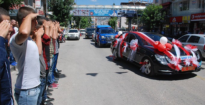 Şehit çocuğuna kırmızı plakalı sünnet aracı