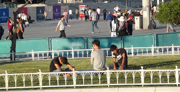 Taksim’de güpegündüz bonzai içen gençler kendinden geçti