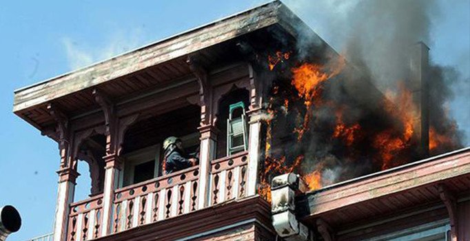 İstanbul'da korkutan yangın: İtfaiye anında müdahale etti