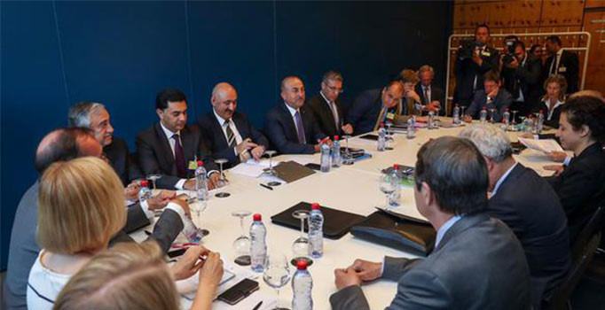 Kıbrıs zirvesinde FETÖ kavgası: Çavuşoğlu'dan Yunan mevkidaşına sert çıkış