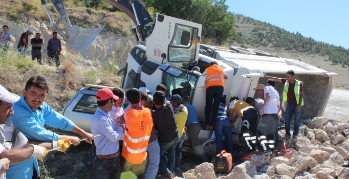 Karaman'da taş yüklü kamyon devrildi: 3 yaralı