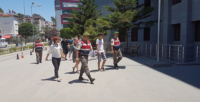 Antalya'da telefon hırsızı turistler yakalandı