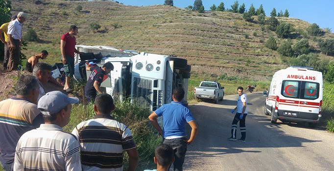 Eskişehir'de tır devrildi: 1'i ağır 3 yaralı