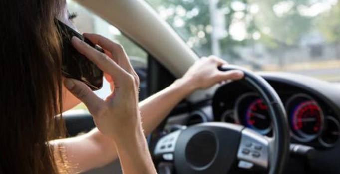 Trafikte cep telefonuna 'alkol' muamelesi