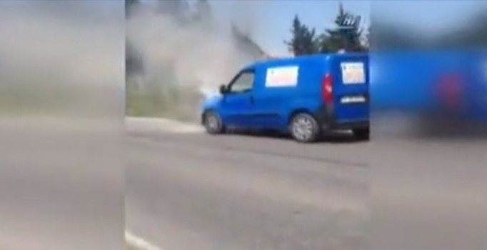 Büyükçekmece'de seyir halindeki araç alev alev yandı