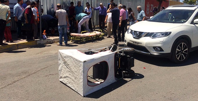 Otomobille akülü engelli aracı çarpıştı: 1 yaralı
