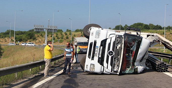Virajı alamayan TIR devrildi: 1 yaralı