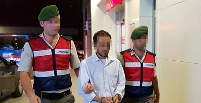 Otobüste Türk bayrağını indirmeye çalışan şahsa linç girişimi