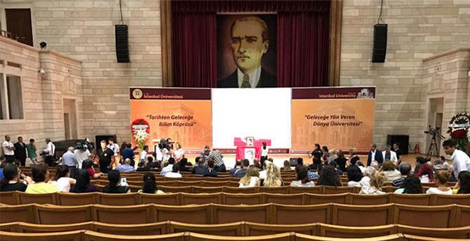 Fikret Hakan'a veda töreninde salon boş kaldı