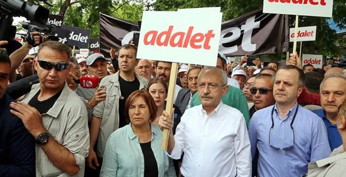 AK Parti'den referandum ve 'yürüyüş' anketi