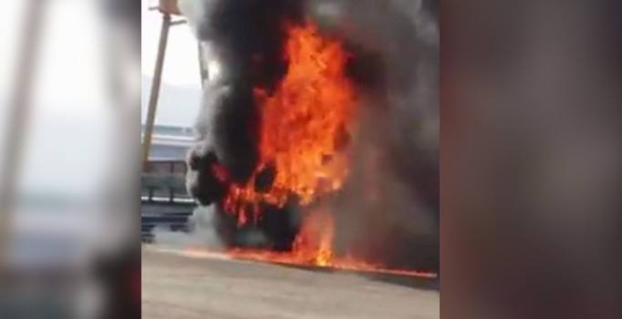 Kardemir’de iş makinesi alev alev yandı