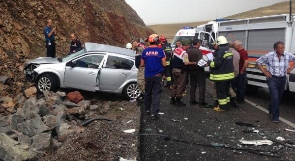 Erzurum'da otomobille kamyonet çarpıştı: 3 ölü, 1 yaralı