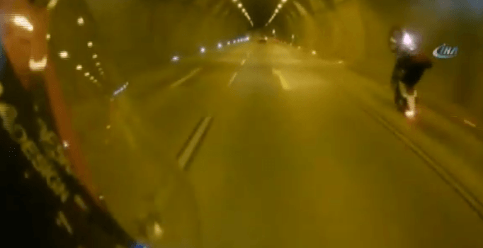 Kağıthane Tüneli'nde motosikletli maganda