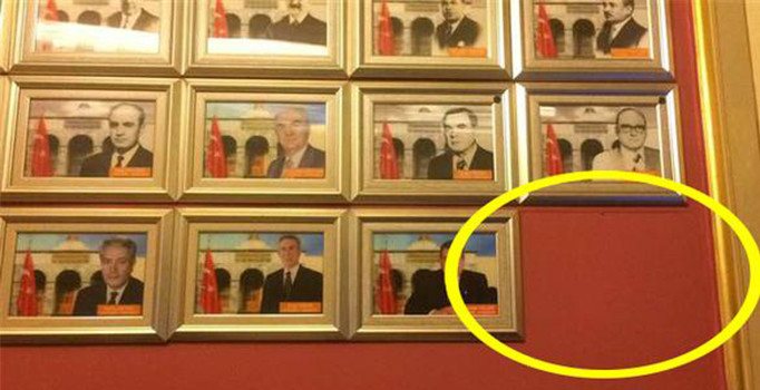 FETÖ'den gözaltına alınan Hüseyin Avni Mutlu'nun fotoğrafı panodan indi