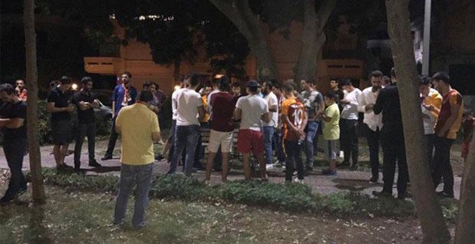 Galatasaraylı taraftarlardan Sneijder protestosu