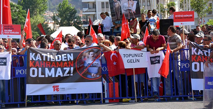 'Hero'ya karşı 'traitor' tişörtü 