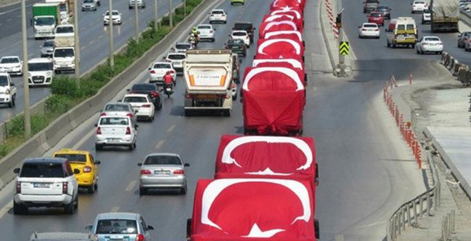Kamyonlar Türk bayraklarıyla 15 Temmuz Şehitler Köprüsü’nden geçti