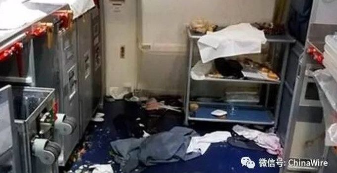 Amerikalı yolcu Pekin uçağında kaos yarattı