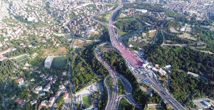 15 Temmuz Şehitler Köprüsü’ne akan insan seli havadan görüntülendi