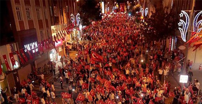 15 Temmuz darbe girişiminin yıl dönümünde halk sokaklara döküldü