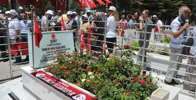 Kahraman Astsubay Halisdemir'in kabrine ziyaretçi akını