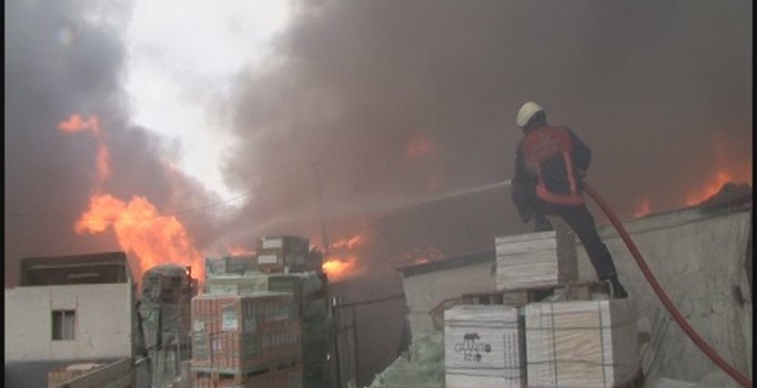 Ümraniye'de yapı marketin deposu alev alev yandı