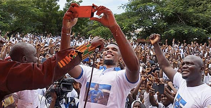 Eto'o Didier Drogba tişörtüyle sürpriz yaptı